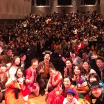 上智大学公認ボランティアサークル 学生主体NGO団体の「めぐこ」-アジアの子どもたちの自立を支える会-が開催する2017年「めぐこ」チャリティーコンサート”FAMILY”終幕時のご来場の支援者様と出演してくださったアーティストの皆様との写真。