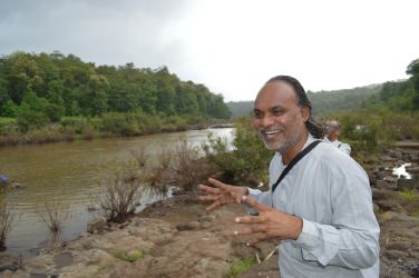 Nav Jhot Social Service Society Subirの責任者。 他のファーザー達と分担して毎日周辺の村を訪問しミサを取り仕切っている。 気候に大きく左右される農業だけで生活を営むことは困難であると考えている。識字率や生活の質向上のため、就職の幅を広げるため、また気候変動にも適応できる農業技術の向上を目指すために教育は必要不可欠であるとしている。また教育は人生をより良いものにすると述べていた。
よく笑う陽気な方で、自分の服は自分でアイロンをかける。